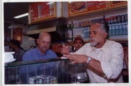 Visita de José Genoino (PT) ao Mercado Municipal de São Paulo nas eleições de 2002 (São Paulo-SP, 2002) / Crédito: Autoria desconhecida