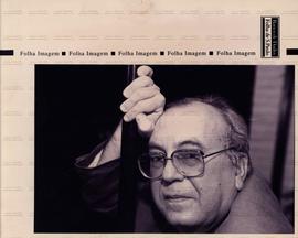 Retrato do sociólogo Francisco de Oliveira (Chico de Oliveira) (Local desconhecido, 19 out. 1992 a 8 jun. 1993). / Crédito: Juan Esteves/Folha Imagem.