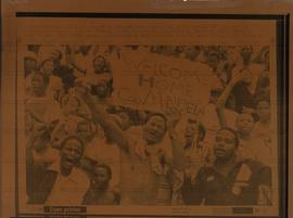 Comemoração popular pela libertação de Nelson Mandela, realizada no Soweto’s Jabulani Sadium (Joanesburgo-Africa do Sul, 11 fev. 1990). / Crédito: Raymond Preston