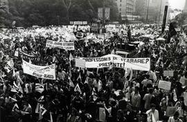 Manifestação dos professores do estaduais em greve em frente ao Masp (São Paulo-SP, 2 set. 1993).  / Crédito: Marco Antônio de Moraes.