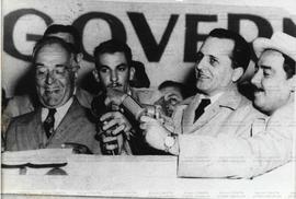 Após ser solto, Luiz Carlos Prestes divide palanque com Getúlio Vargas, durante a campanha de Ademar (Local desconhecido, 1947). / Crédito: Autoria desconhecida/Agência Folhas.