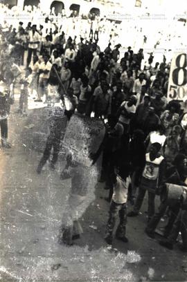 Assembleia dos trabalhadores da construção civil em greve no ex-campo do Atlético (Belo Horizonte-MG, 3 ago. 1979). / Crédito: Autoria desconhecida.