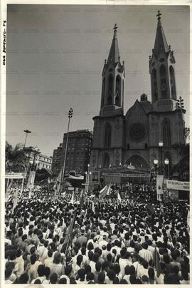 Comício da candidatura “Suplicy Prefeito” (PT), realizado na praça da Sé durante as eleições de 1985 (São Paulo-SP, 1985). / Crédito: Nair Benedicto/Agência F4