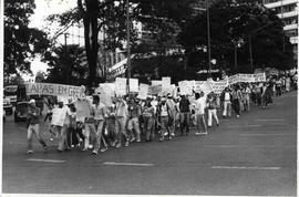 Passeata dos previdenciários do Inamps em greve pelo centro da cidade (São Paulo-SP, 19 jul. 1985).  / Crédito: Beto Magalhães/D. Associados.