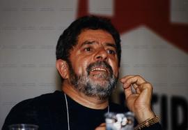 Retrato de Luiz Inácio Lula da Silva em evento não identificado da campanha Lula presidente (Local desconhecido, [1994-1998?]). / Crédito: Autoria desconhecida.