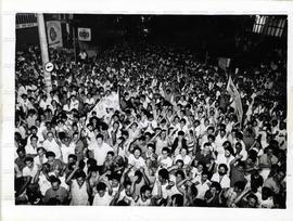Assembleia dos metalúrgicos, realizada durante a greve da categoria (São Bernardo do Campo-SP, 18 abr. 1989). / Crédito: Sérgio Tomisaki/Agência Folhas.