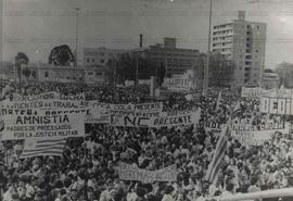 Manifestação contra a ditadura militar (Montevideo-Uruguai, 1 mai. 1983). / Crédito: Autoria desc...