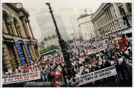 Ato contra a reforma da previdência (São Paulo-SP, out. 1997). / Crédito: Roberto Parizotti