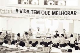 Posse da diretoria do Sindicato dos Trabalhadores em Indústrias de Cerveja e Bebidas em Geral de São Paulo (São Paulo-SP, 08 nov. 1986). Crédito: Vera Jursys
