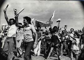 [Ato de protesto contra o desemprego e a recessão no estádio da Vila Euclides ([São Bernardo do Campo-SP], 1 out. 1981).] / Crédito: Jesus Carlos.
