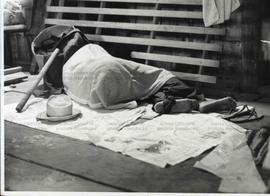 Morador de rua retratado dormindo na cal&ccedil;ada (Local desconhecido, Data desconhecida). / Cr&eacute;dito: ...