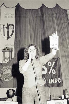 Assembleia da campanha salarial dos bancários de São Paulo (São Paulo-SP, 1982). Crédito: Vera Jursys