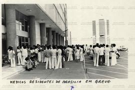 Greve dos médicos residentes da Fundação Hospitalar do Distrito Federal (Brasília-DF, 26 jun. 1978). / Crédito: Autoria desconhecida.