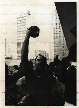 Ato de servidores públicos em protesto contra a intervenção do Governo Federal no Sindicato dos Metalúrgicos do ABC, realizado em frente a Câmara Municipal (São Paulo-SP, 23 mar. 1979). / Crédito: Ennio Brauns Filho.