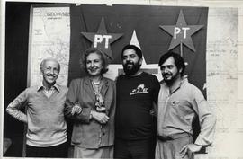 Sessão de fotos com candidaturas do PT durante as eleições de 1982 (Local desconhecido, 1982). / ...