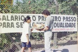 Ato da campanha salarial dos bancários em agência Bradesco na Cidade de Deus (Osasco-SP, 1996). Crédito: Vera Jursys