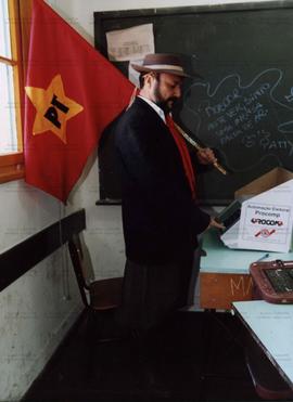 Retrato de eleitor petista votando em urna eletrônica ([Rio Grande do Sul?], Data desconhecida). ...