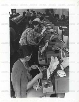 Mulheres trabalham como operadoras de telex (Local desconhecido, Data desconhecida). / Crédito: Silvestre P. Silva.