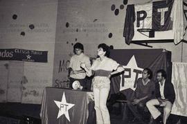 Ato de candidaturas do PT realizado na PUC-SP nas eleições de 1982 (São Paulo-SP, 1982). Crédito:...