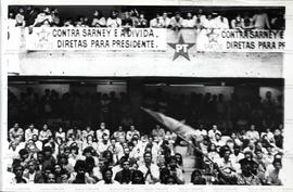 Plenária de militantes do PT realizada no Colégio Roosevelt (São Paulo-SP, 26 abr. 1987). / Crédito: Hugo Scott