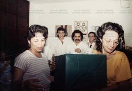 Festa com troca de presentes entre quadros políticos do PT, “Amigo Secreto”, na sede da 11 de Junho (Local desconhecido, entre dez. 1984 e jan. 1985) / Crédito: Autoria desconhecida