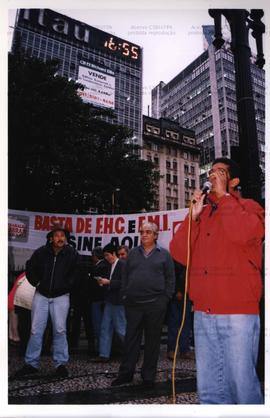 Abaixo-assinado pela “CPI contra FMI”, realizado na Praça Ramos (São Paulo-SP, 1999). / Crédito: ...