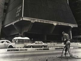 Homens trabalham em obras do metrô na av. Paulista (São Paulo-SP, 22 out. 1988). / Crédito: Rober...