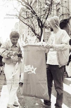 Caminhada e comício da candidatura “Lula Presidente” (PT) na Praça da Sé, nas eleições de 1989 (São Paulo-SP, nov. 1989). Crédito: Vera Jursys