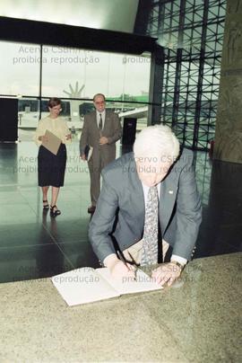 Ato dos bancários na agência do Banco Bozano-Simonsen, na Av. Paulista (São Paulo-SP, 1996). Crédito: Vera Jursys