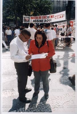 Abaixo-assinado pela “CPI da Telebrás” (São Paulo-SP, 11 ago. 1999). / Crédito: Roberto Parizotti