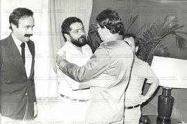 Encontro de Lula (PT) com Daniel Ortega (FSLN) (Local desconhecido, [1988-1992?]). / Crédito: Autoria desconhecida.