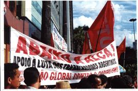 Ato contra a Alca, no centro da cidade (São Paulo-SP, 2001). / Crédito: Roberto Parizotti