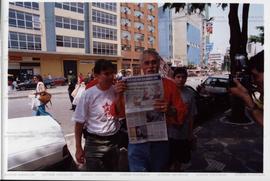 Visita de José Genoino (PT) ao bairro Liberdade nas eleições de 2002 (São Paulo-SP, 2002) / Crédi...