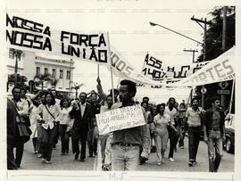 Manifestação dos servidores públicos estaduais por melhores salários, em frente ao Palácio dos Bandeirantes (São Paulo-SP, 5 mar. 1982).  / Crédito: Ennio Brauns Filho.