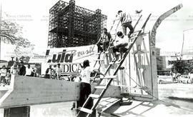 Reinauguração do monumento de homenagem aos trabalhores assassinados na greve de 1988 em Volta Redonda-RJ, promovida pela candidatura “Lula Presidente” (PT) nas eleições de 1989 (Volta Redonda-RJ, 12 ago. 1989). / Crédito: Roberto Parizotti