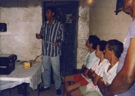 Reunião de agente público do Programa de Educação Sanitária com moradores da Vila Boa Vista (Local desconhecido, fev. 1995). / Crédito: Autoria desconhecida
