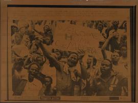 Comemoração popular pela libertação de Nelson Mandela, realizada no Soweto’s Jabulani Sadium (Joanesburgo-Africa do Sul, 11 fev. 1990). / Crédito: Raymond Preston