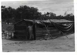 Assentamento Novo Horizonte, onde estão assentados os primeiros brasiguaios que retornaram do Paraguai (Ivinhema-MS, fev. 1986).  / Crédito: Milton Pomar.