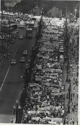 Passeata dos professores em greve pelo centro da cidade (São Paulo-SP, 5 abr. 1984).  / Crédito: Claudine Petroli/O Estado de S. Paulo.