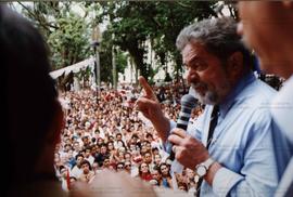Comício da candidatura &quot;Lula Presidente&quot; (PT) nas eleições de 2002 (Juiz de Fora-MG, 2002) / Crédito: Autoria desconhecida