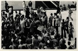 Ato dos servidores públicos estaduais em greve, realizada no pátio lateral da Assembleia Legislativa (São Paulo-SP, 17 abr. 1979).  / Crédito: Ennio Brauns Filho.