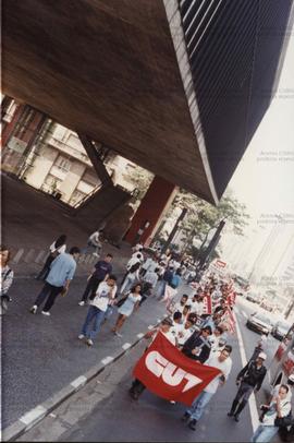 Ato em lembrança de um ano do Massacre de Eldorado dos Carajás, na avenida Paulista (São Paulo-SP, 16 abr. 1997). / Crédito: Roberto Parizotti