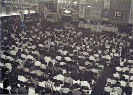Assembleia da campanha salarial dos bancários de São Paulo (São Paulo-SP, 1982). Crédito: Vera Jursys