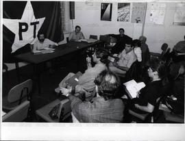 Reunião do Conselho Editorial da revista Teoria e Debate (São Paulo-SP, 4 jun. 1990). / Crédito: Cibele Aragão/FOTON.