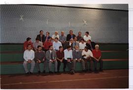 Retrato de José Genoino (PT) com Prefeitos do PT, em quadra de futebol, nas eleições de 2002 (Loc...