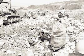 Trabalhadores em situação de pobreza no lixão de Diadema (Diadema-SP, 21 set. 1992). Crédito: Ver...