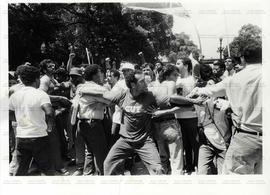 Protesto e repressão policial na praça XV de Novembro contra a privatização da Usiminas (Rio de Janeiro-RJ, 24 out. 1991).  / Crédito: Nando Neves/Imagens da Terra.