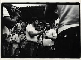Assembleia dos metalúrgicos do ABC, no estádio da Vila Euclides, que vota pela greve (São Bernardo do Campo-SP, 30 mar. 1980). / Crédito: Jesus Carlos.