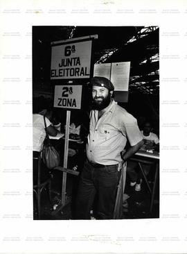 Retratos da candidatura “Lucas Buzatto Deputado Estadual” (PT) nas eleições de 1986 (Local desconhecido, 1986) / Crédito: Emidio Luisi/Fotograma.