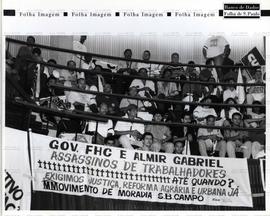 Manifestação contra o Massacre de Eldorado do Carajás (PA) ([São Bernardo do Campo-SP?], 24 abr. 1996). / Crédito: Fabiano Accorsi/Folha Imagem